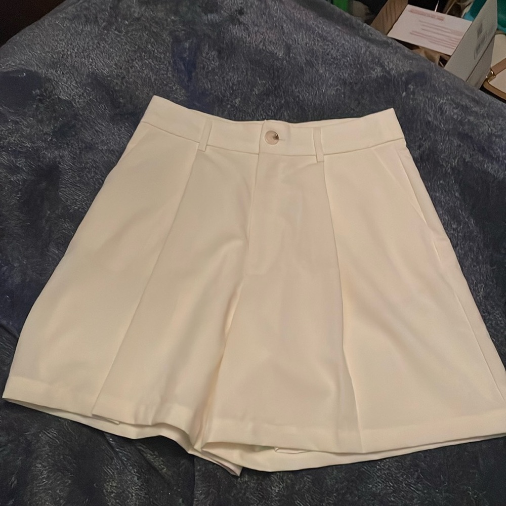 Trouser shorts cream color